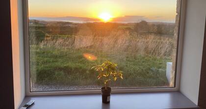 Scenic views 2 Bed Cottage Sleeps 4 - Free Parking