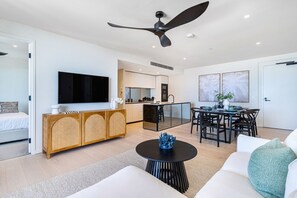 Smart TV - The Luxe Surf & Sea Suite (Palm Beach)