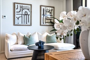 Smart TV - The Luxe Surf & Sea Suite (Palm Beach)