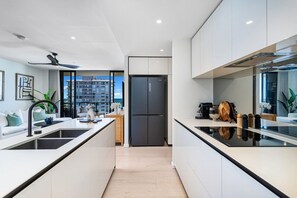 Réfrigérateur, four à micro-ondes, un four, surface de cuisson