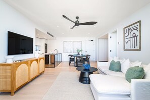 Smart TV - The Luxe Surf & Sea Suite (Palm Beach)