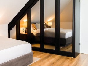 2 bedrooms, desk, WiFi