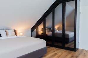 2 bedrooms, desk, WiFi