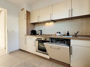 Fridge, oven, stovetop, dishwasher