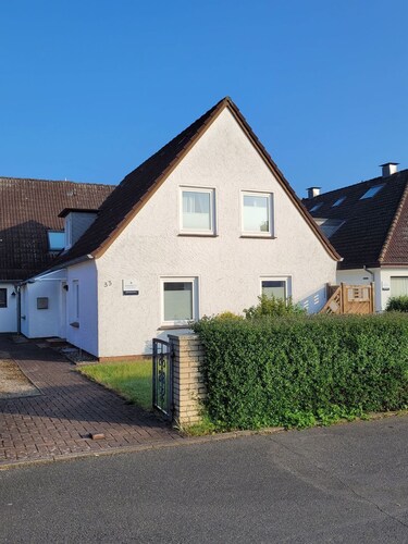 Charming and quiet vacation home - close to the beach and ideal for large groups - with