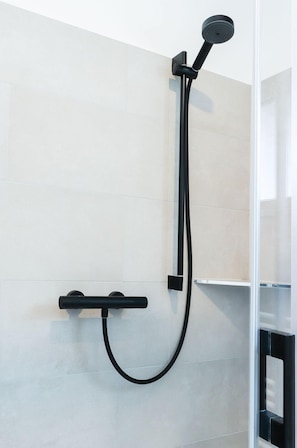 Douche, sĂšche-cheveux, serviettes fournies