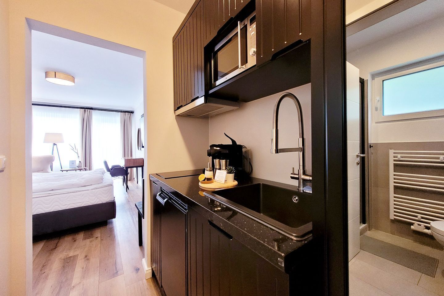 Kühlschrank, Mikrowelle, Herdplatte, Wasserkocher mit Kaffee-/Teezubeh ör