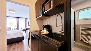 Kühlschrank, Mikrowelle, Herdplatte, Wasserkocher mit Kaffee-/Teezubehör