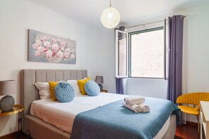 3 bedrooms, iron/ironing board, internet, bed sheets