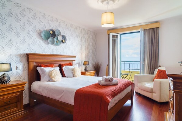 3 bedrooms, iron/ironing board, internet, bed sheets