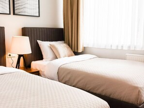 2 bedrooms, desk, WiFi