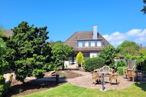Outdoor dining - Only a 7-minute walk to the beach, high-quality vacation apartment with terrace in a quiet (Scharbeutz)