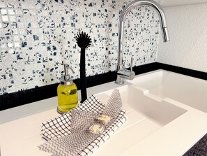 Shower, hair dryer, towels - Pure harbor romance - vacation apartment with a first-class view from "Momentic" - (Neustadt in Holstein)