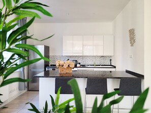 Fridge, oven, stovetop, dishwasher