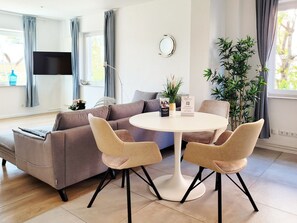 Dining - Pure harbor romance - vacation apartment with a first-class view from "Momentic" - (Neustadt in Holstein)