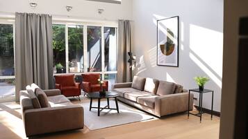 Fernseher, Kamin, Stereoanlage