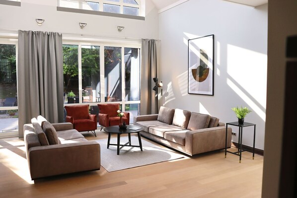 TV, fireplace, stereo