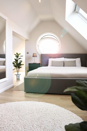 4 bedrooms, desk, iron/ironing board, WiFi