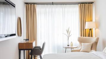 1 bedroom, desk, WiFi