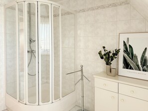 Bruser, hårtørrer, håndklæder