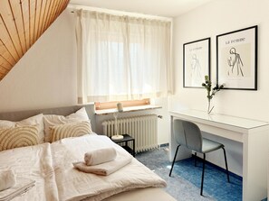 3 bedrooms, desk, WiFi