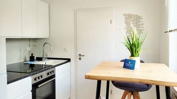 Fridge, oven, stovetop, coffee/tea maker