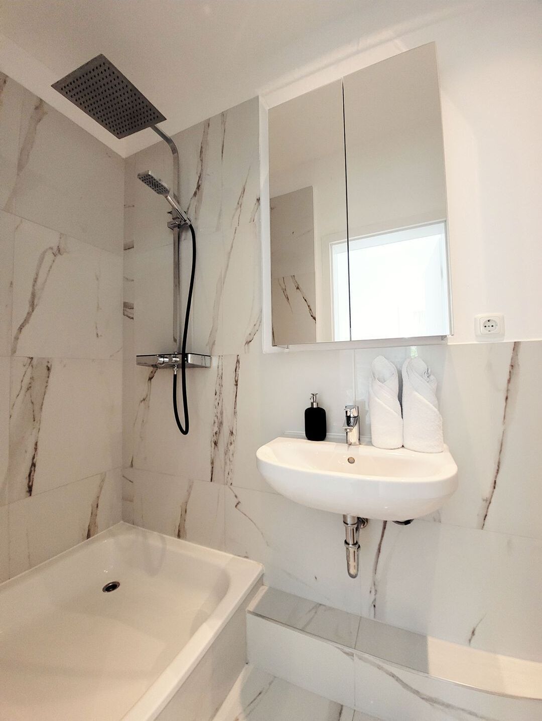 Dusche, Haartrockner, Handtücher