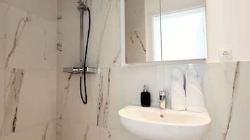 Dusche, Haartrockner, Handtücher