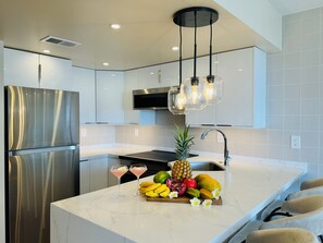 Réfrigérateur, micro-ondes, four, plaque de cuisson