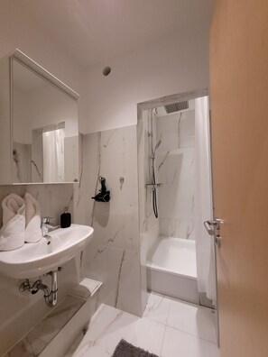 Shower, hair dryer, towels - HafenPerle Neustadt - Your maritime oasis on the coast - From "Momentic" - FeWo (Neustadt in Holstein)