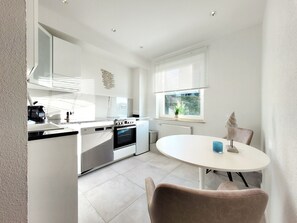 Fridge, oven, stovetop, dishwasher