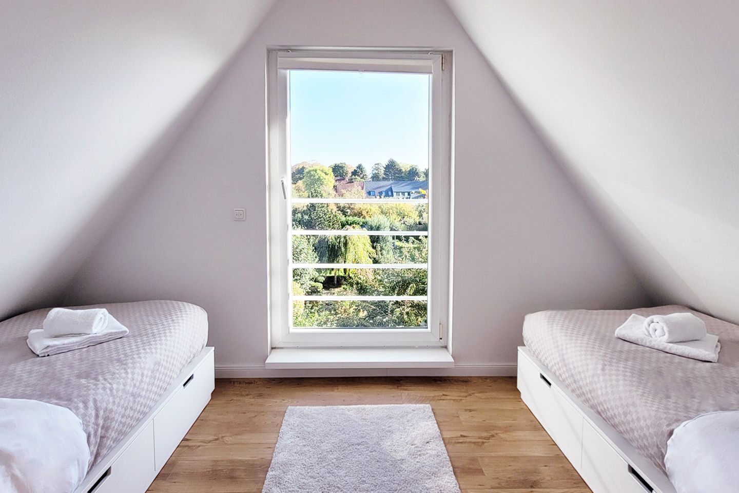 5 Schlafzimmer, Schreibtisch, Bügeleisen/Bügelbrett, WLAN