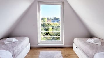 5 Schlafzimmer, Schreibtisch, Bügeleisen/Bügelbrett, WLAN