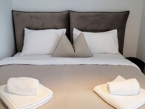 5 bedrooms, desk, iron/ironing board, WiFi