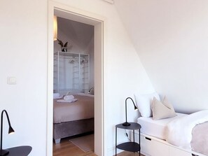 5 bedrooms, desk, iron/ironing board, WiFi