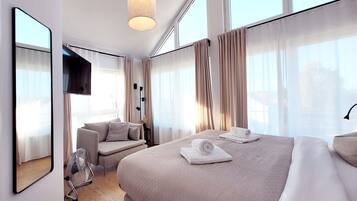 5 Schlafzimmer, Schreibtisch, Bügeleisen/Bügelbrett, WLAN