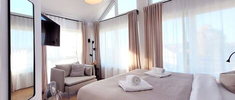 5 bedrooms, desk, iron/ironing board, WiFi