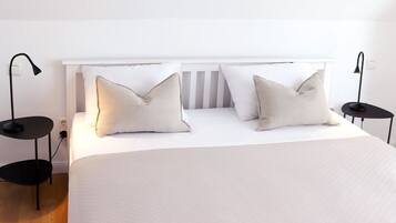 5 Schlafzimmer, Schreibtisch, Bügeleisen/Bügelbrett, WLAN