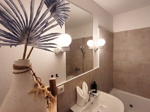 Dusche, Haartrockner, Handtücher