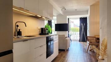 Kühlschrank, Mikrowelle, Ofen, Herdplatte