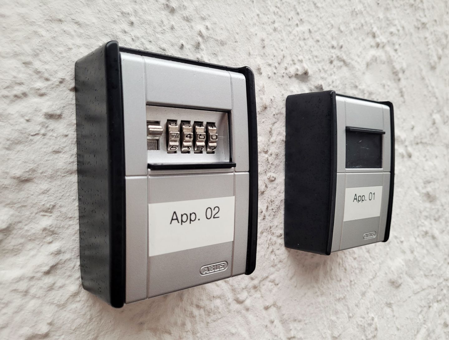 Dos sistemas de intercomunicación instalados en la pared, etiquetados como 