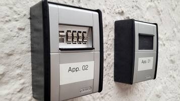 Dos sistemas de intercomunicación instalados en la pared, etiquetados como