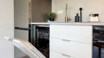 Kühlschrank, Mikrowelle, Ofen, Herdplatte