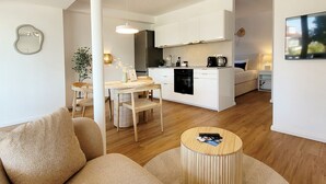 Een modern appartement met een eethoek, keuken en woonruimte.