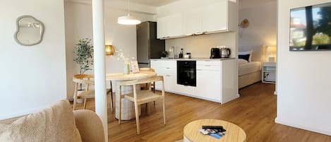 Télévision, table de tennis de table, chaßne hi-fi