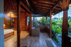 Luxus villa, teraszos udvar, kilátással a kertre | Kertre néző