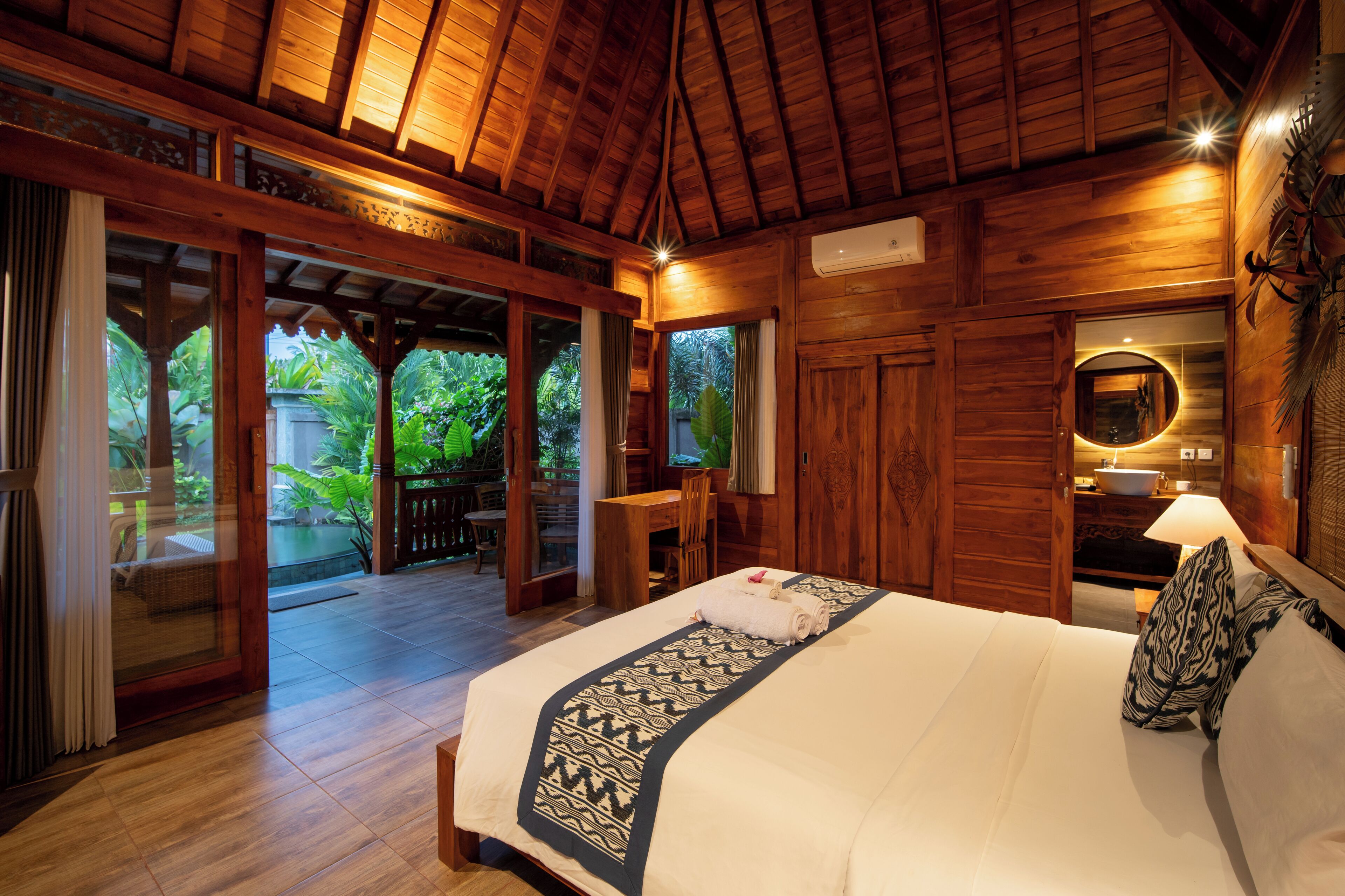 Vila superluxo, varanda, vista para o jardim | 1 quarto, escrivaninha, Wi-Fi de cortesia, roupa de cama