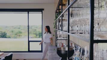 Bar (trong khuôn viên)