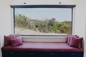 Minibar, sistema de insonorización y tabla de planchar con plancha 