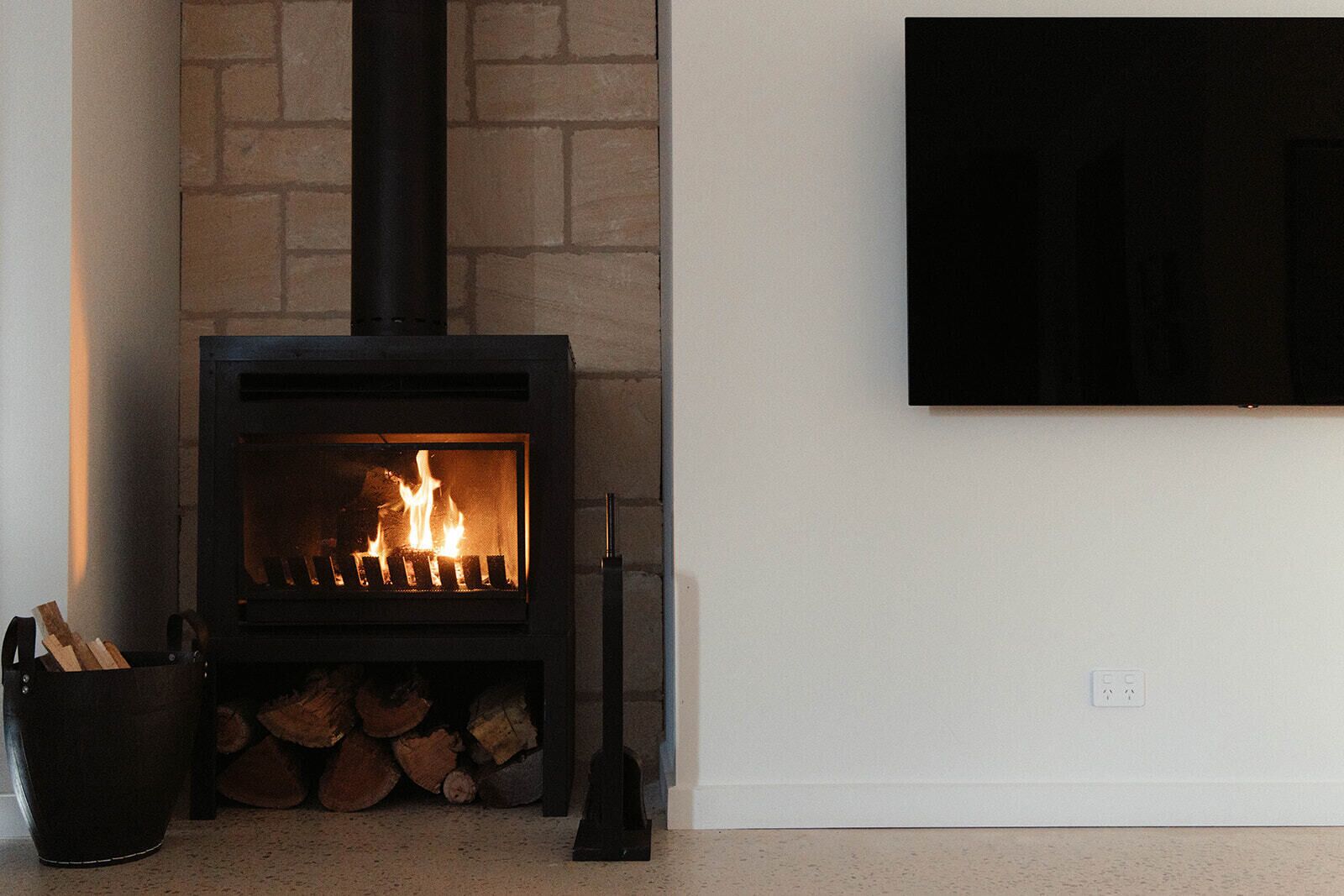 Una chimenea con un televisor montado en la pared superior.